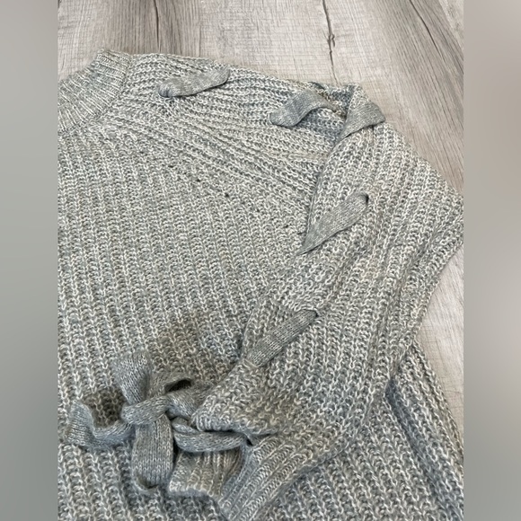 Women’s super soft grey knit sweater size large. - Picture 2 of 5